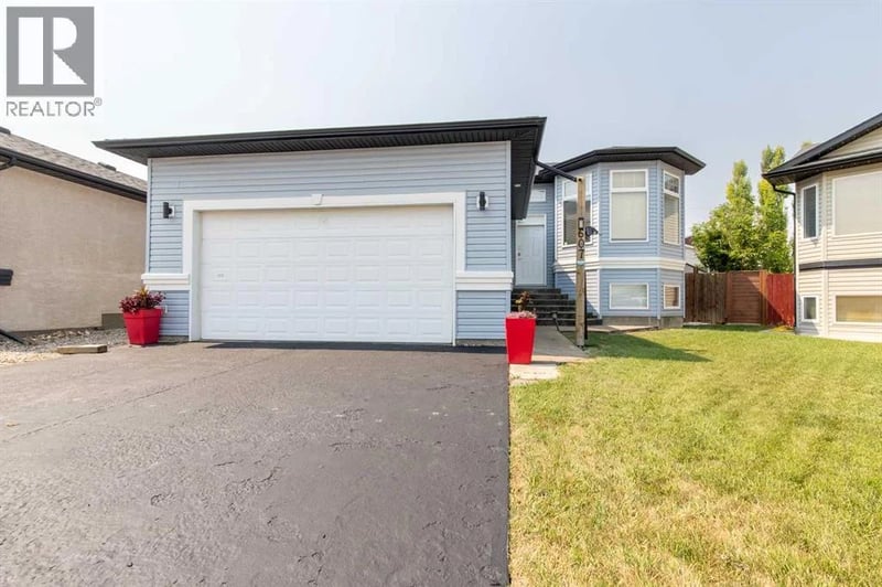 607 52 Avenue Close, Coalhurst, Alberta, T0L0V0, Coalhurst, Alberta — photo 1 of 5