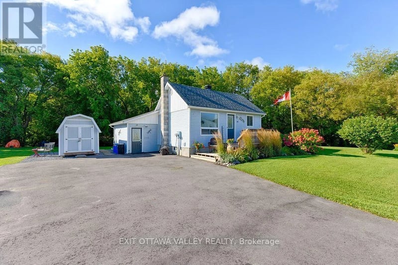 39 Creek Street, Whitewater Region, Ontario, K0J2L0, Whitewater Region, Ontario — photo 1 of 5