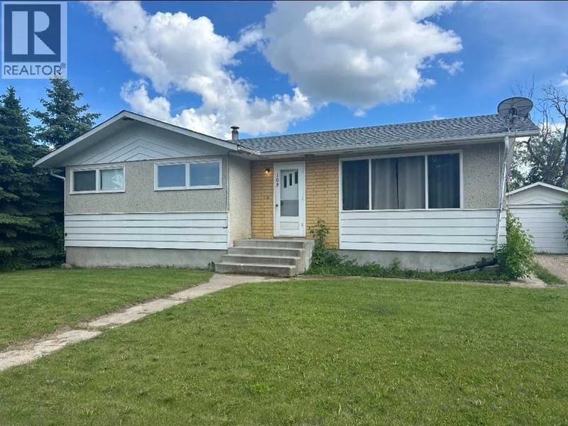 103 1st Street North, Marwayne, Alberta, T0B2X0, Marwayne, Alberta — photo 1 of 5