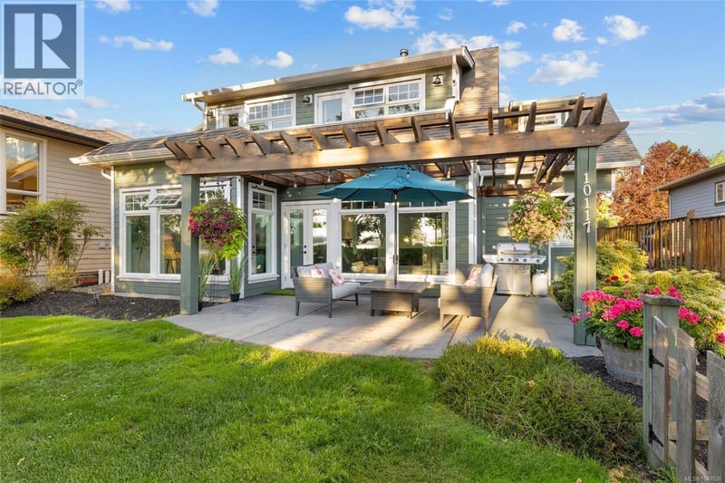 10117 West Saanich Road, North Saanich, British Columbia, V8L5T6, North Saanich, British Columbia — photo 1 of 5