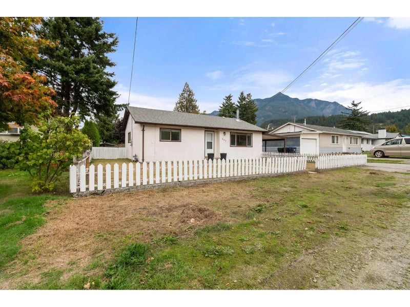 561 THACKER Avenue, Hope, British Columbia, V0X1L0, Hope, British Columbia — photo 1 of 5
