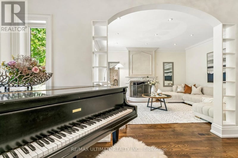 73 Bonnyview Drive, Toronto (Stonegate-Queensway), Ontario, M8Y3G7, Toronto (Stonegate-Queensway), Ontario — photo 1 of 5