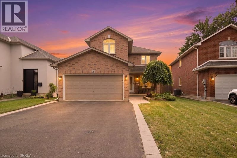 28 LAKE Street, Grimsby, Ontario, L3M2G7, Grimsby, Ontario — photo 1 of 5