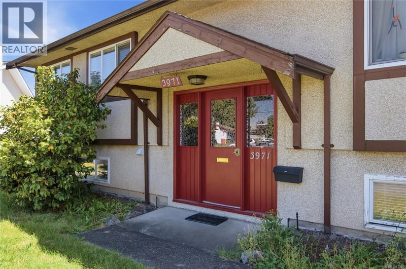3971 Cedarwood Street, Saanich, British Columbia, V8N3N3, Saanich, British Columbia — photo 1 of 5