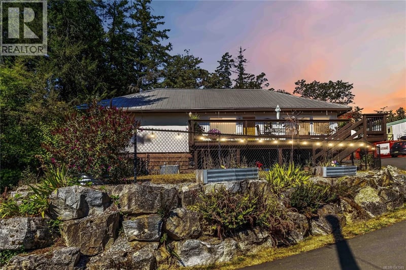284 Prospect Lake Road, Saanich, British Columbia, V9E1J7, Saanich, British Columbia — photo 1 of 5