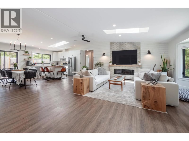 655 DOUGALL Road, Gibsons, British Columbia, V0N1V8, Gibsons, British Columbia — photo 1 of 5