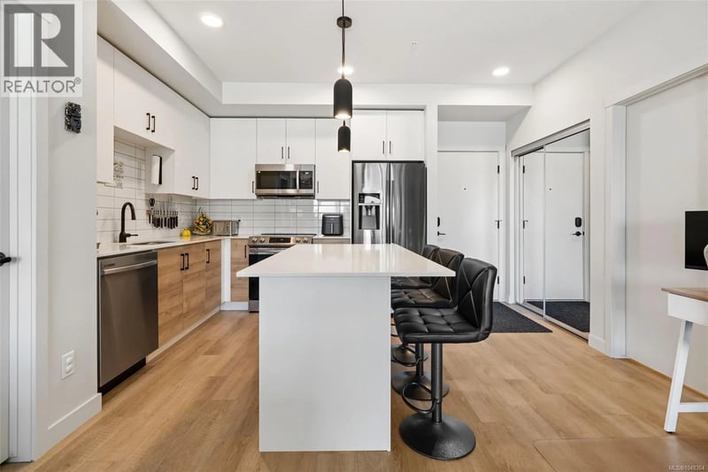 #302 2469 Gateway Road, Langford, British Columbia, V9B6R7, Langford, British Columbia — photo 1 of 5