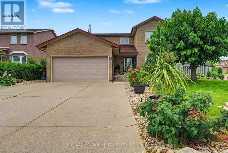 2 Cresthaven Drive, Hamilton (Stoney Creek), Ontario, L8E4S4, Hamilton (Stoney Creek), Ontario — photo 1 of 5