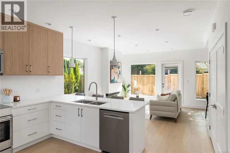 #4 2118 Pentland Road, Oak Bay, British Columbia, V8S2W4, Oak Bay, British Columbia — photo 1 of 5