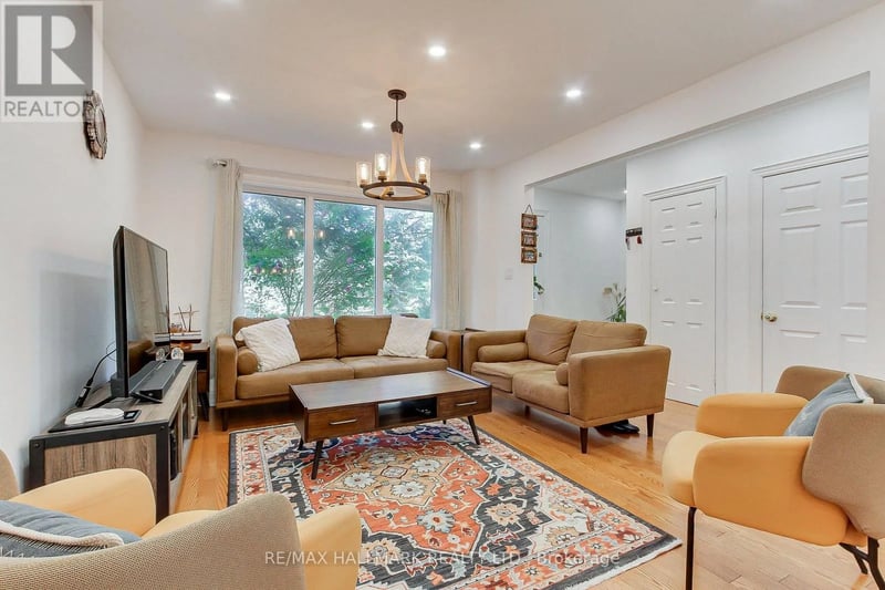 339 Neal Drive, Richmond Hill (Crosby), Ontario, L4C3L3, Richmond Hill (Crosby), Ontario — photo 1 of 5