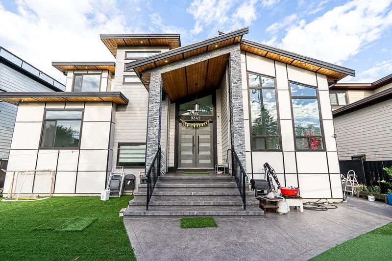 9342 156 Street, Surrey, British Columbia, V3R4L2, Surrey, British Columbia — photo 1 of 5