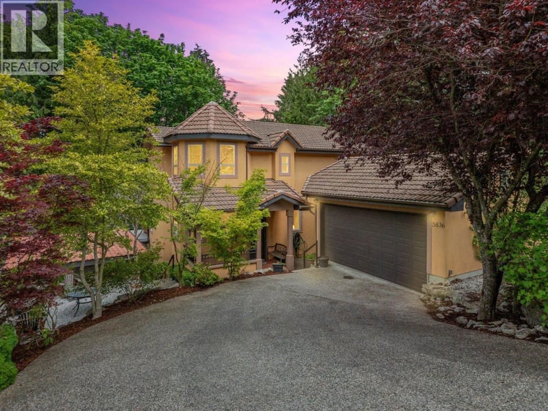 5836 MARINE Way, Sechelt, British Columbia, V7Z0R3, Sechelt, British Columbia — photo 1 of 5
