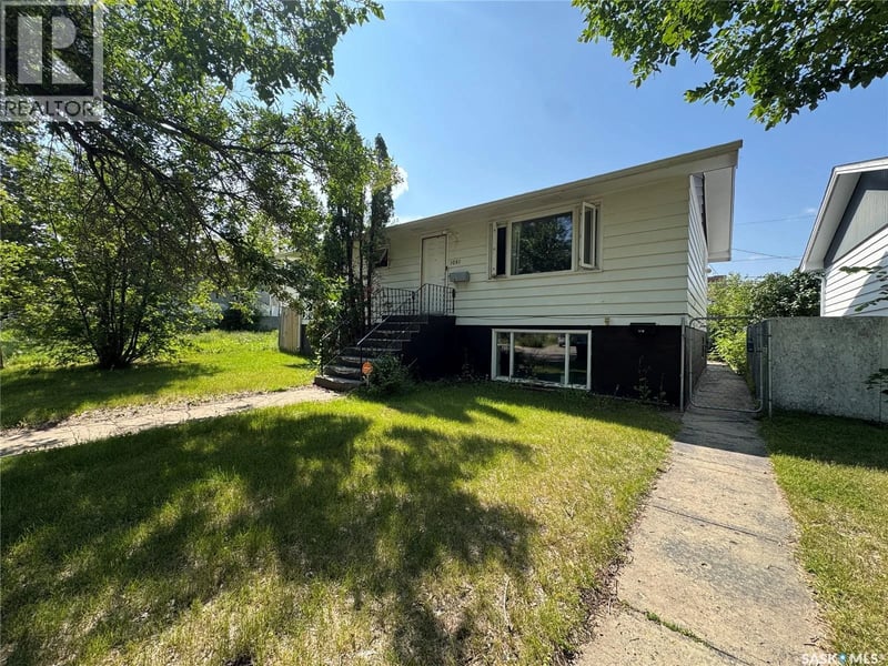 1051 109th STREET, North Battleford, Saskatchewan, S9A2E3, North Battleford, Saskatchewan — photo 1 of 5