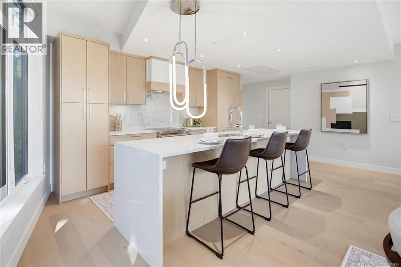 #202 5229 Cordova Bay Road, Saanich, British Columbia, V8Y2L1, Saanich, British Columbia — photo 1 of 5
