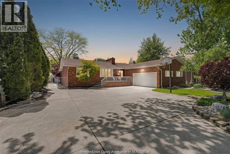 274 IRWIN, Essex, Ontario, N8M2T6, Essex, Ontario — photo 1 of 5