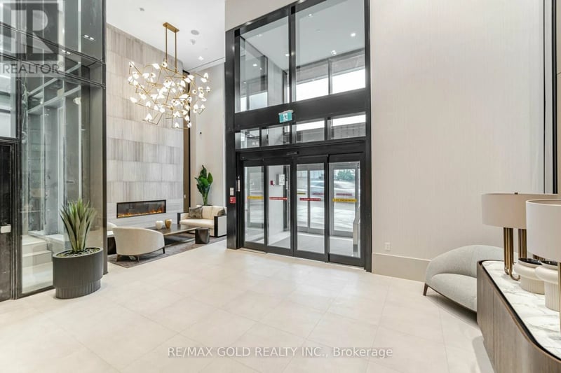 #216 2020 Bathurst Street, Toronto (Humewood-Cedarvale), Ontario, M5P3L1, Toronto (Humewood-Cedarvale), Ontario — photo 1 of 5