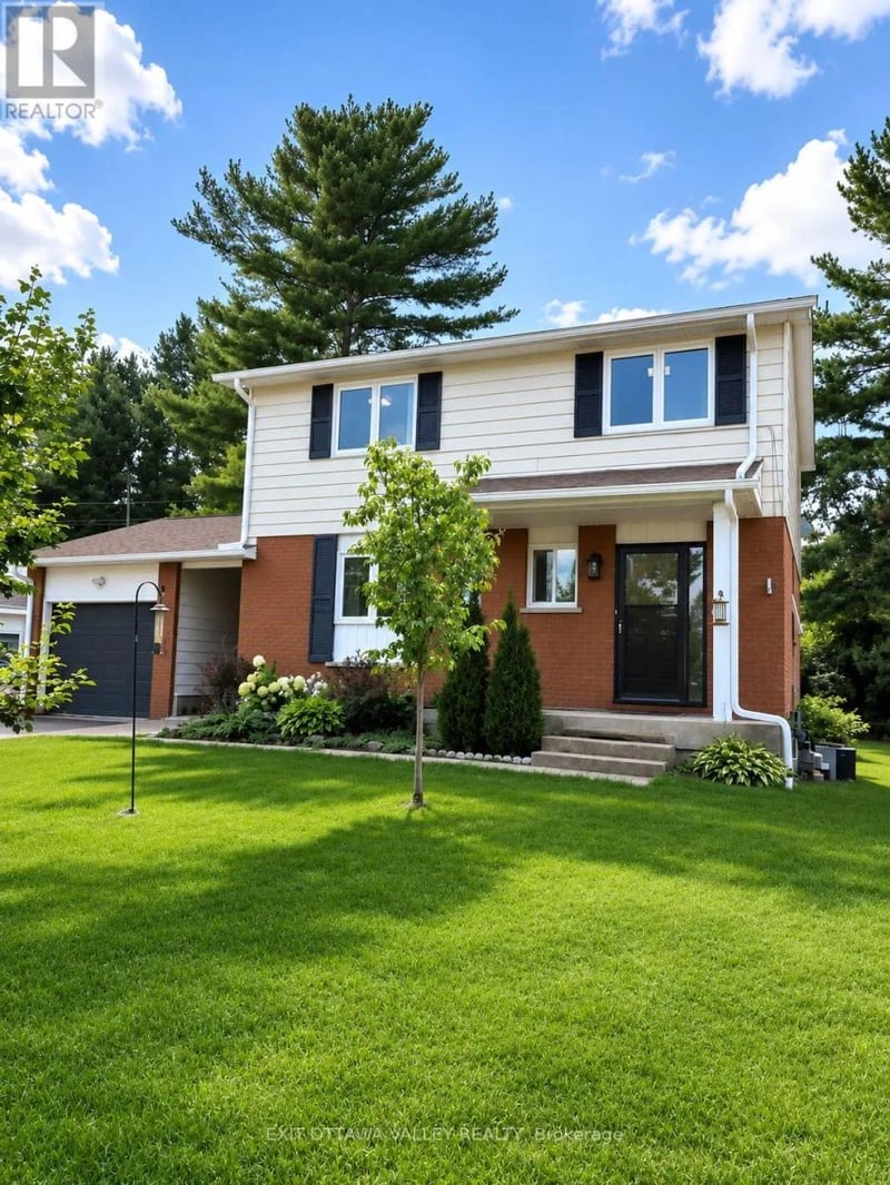 13 Tamarack Street, Deep River, Ontario, K0J1P0, Deep River, Ontario — photo 1 of 5