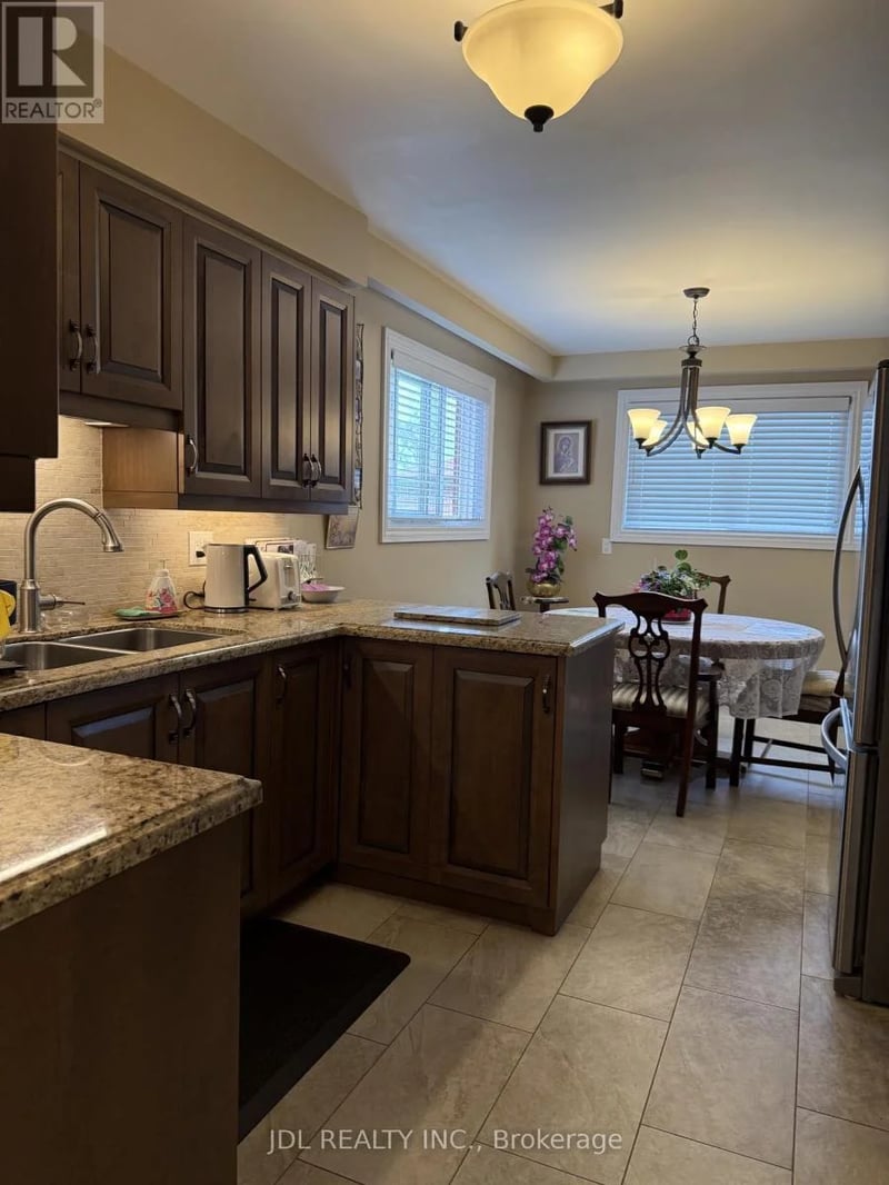 #Room 28 Orangewood Crescent, Toronto (L'Amoreaux), Ontario, M1W1C6, Toronto (L'Amoreaux), Ontario — photo 1 of 5