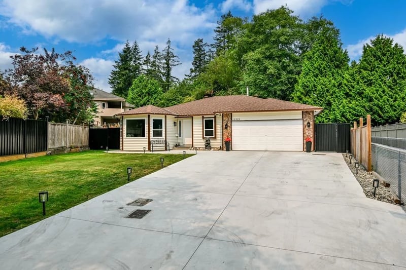 12925 65 Avenue, Surrey, British Columbia, V3W9H4, Surrey, British Columbia — photo 1 of 5