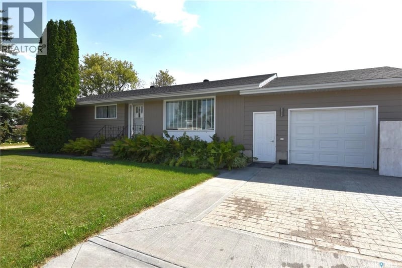 614 10th AVENUE W, Nipawin, Saskatchewan, S0E1E0, Nipawin, Saskatchewan — photo 1 of 5