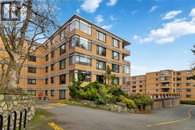 #501 2920 Cook Street, Victoria, British Columbia, V8T3S7, Victoria, British Columbia — photo 1 of 5