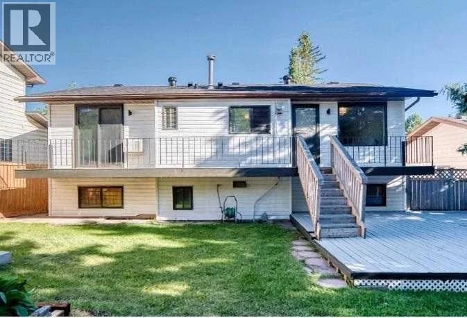 19 Hawkwood Drive Northwest, Calgary, Alberta, T3G1Z2, Calgary, Alberta — photo 1 of 5