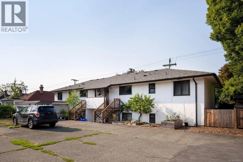 1481 Bay Street, Victoria, British Columbia, V8R2A6, Victoria, British Columbia — photo 1 of 5