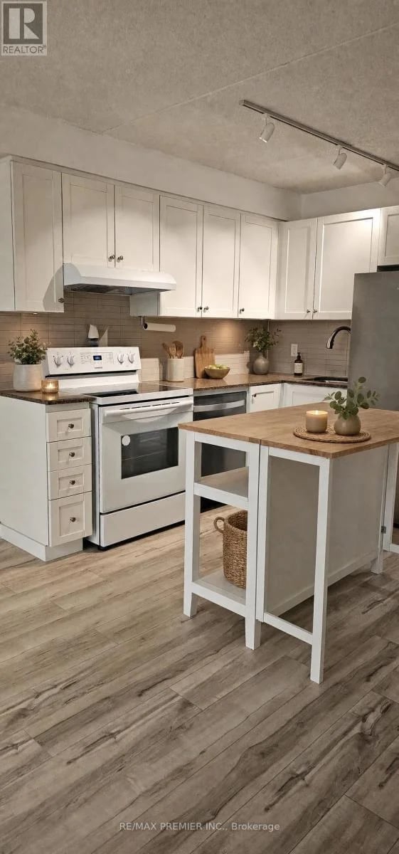#307 2737 Keele Street, Toronto (Downsview-Roding-CFB), Ontario, M3M2E9, Toronto (Downsview-Roding-CFB), Ontario — photo 1 of 5