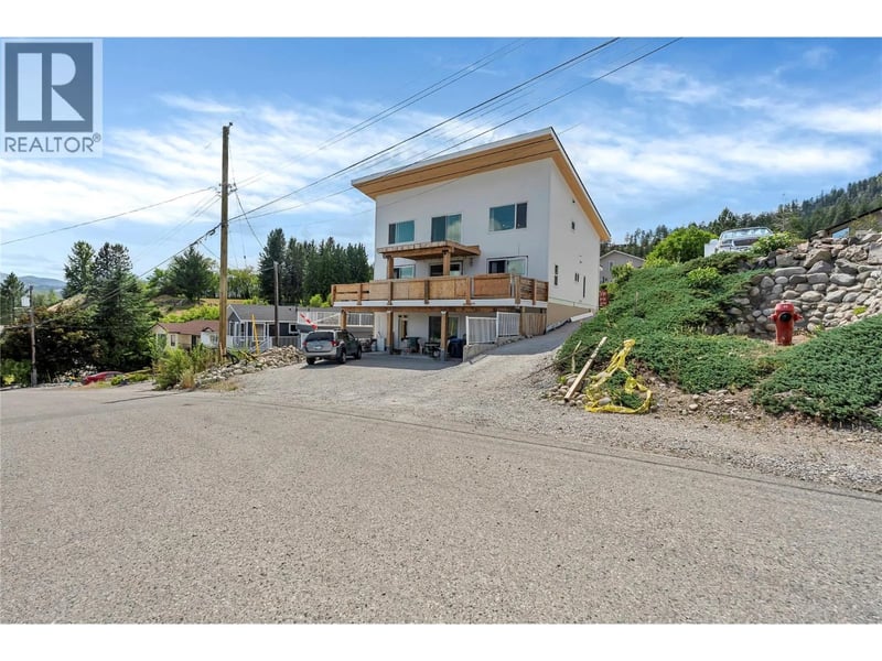 6074 Jackson Crescent, Peachland, British Columbia, V0H1X4, Peachland, British Columbia — photo 1 of 5
