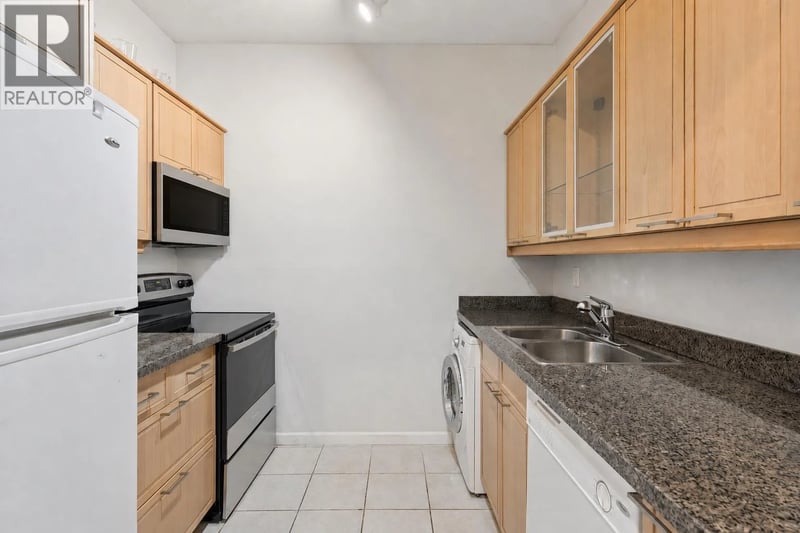 #304 827 16TH Street, North Vancouver, British Columbia, V7P1R2, North Vancouver, British Columbia — photo 1 of 5