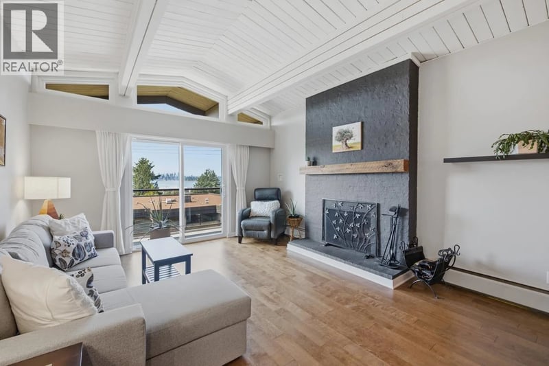 #304 325 3RD Street, North Vancouver, British Columbia, V7M1G3, North Vancouver, British Columbia — photo 1 of 5