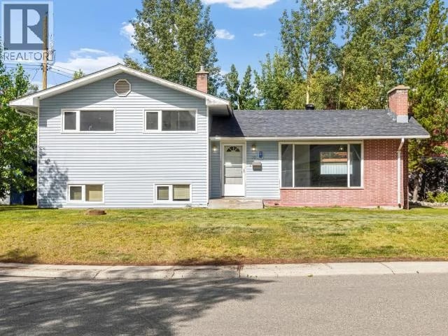 30 TAKHINI AVE, Whitehorse, Yukon, Y1A3N6, Whitehorse, Yukon — photo 1 of 5