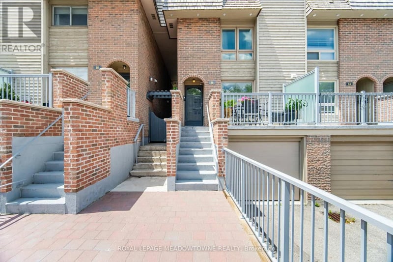 16 Dutch Myrtle Way, Toronto (Banbury-Don Mills), Ontario, M3B3K8, Toronto (Banbury-Don Mills), Ontario — photo 1 of 5