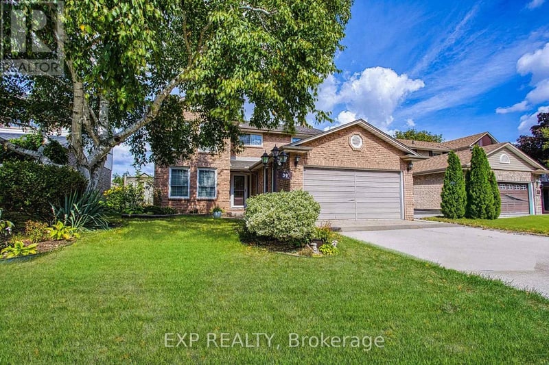 39 Ainsworth Street, Hamilton (Stoney Creek Mountain), Ontario, L8J1T2, Hamilton (Stoney Creek Mountain), Ontario — photo 1 of 5
