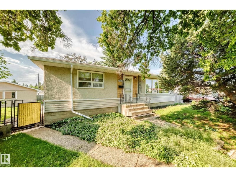 15703 84 AV NW, Edmonton, Alberta, T5R3Y2, Edmonton, Alberta — photo 1 of 5