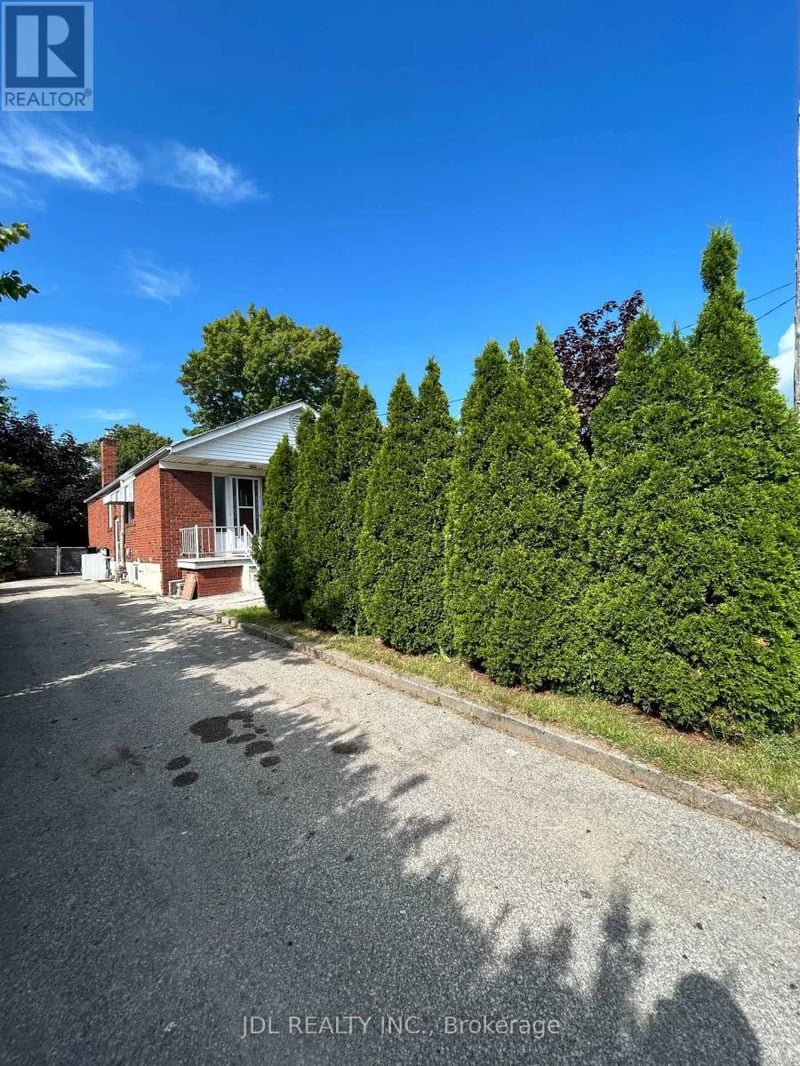 8 Highwood Ave Avenue, Toronto (Wexford-Maryvale), Ontario, M1R2E4, Toronto (Wexford-Maryvale), Ontario — photo 1 of 5