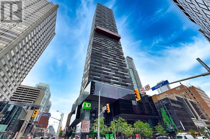 #4812 8 Eglinton Avenue East, Toronto (Mount Pleasant West), Ontario, M4P1A6, Toronto (Mount Pleasant West), Ontario — photo 1 of 5