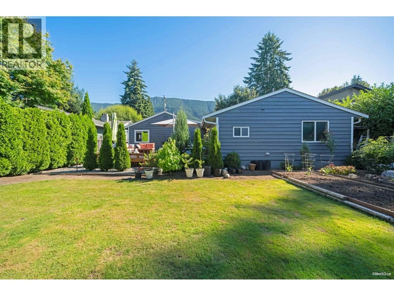 1043 BELVEDERE Drive, North Vancouver, British Columbia, V7R2C6, North Vancouver, British Columbia — photo 1 of 5