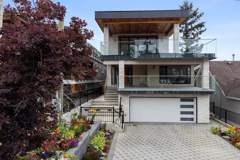 952 PARKER Street, White Rock, British Columbia, V4B4R4, White Rock, British Columbia — photo 1 of 5