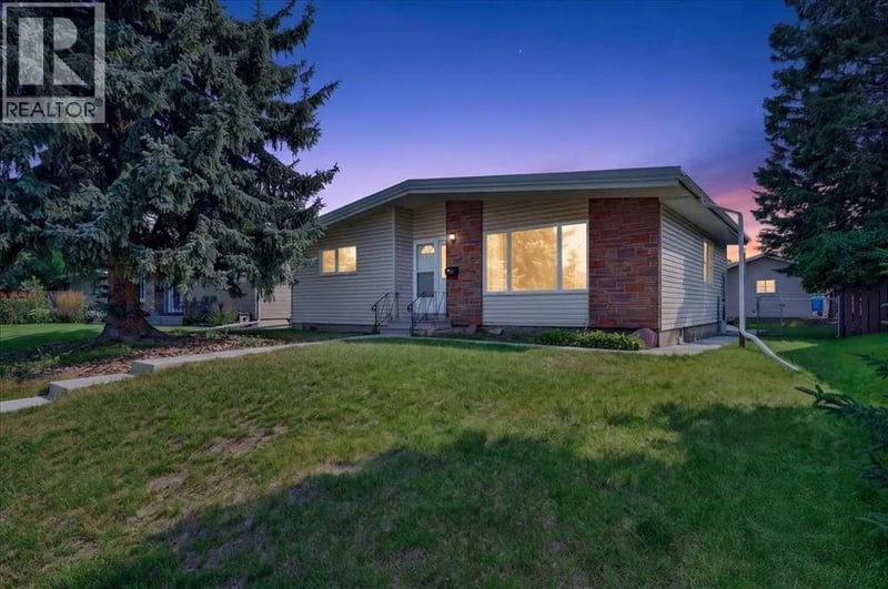 5048 Vanstone Crescent Northwest, Calgary, Alberta, T3A0V9, Calgary, Alberta — photo 1 of 5