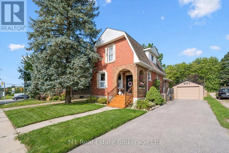 691 St Andrew Street West, Centre Wellington (Fergus), Ontario, N1M1P7, Centre Wellington (Fergus), Ontario — photo 1 of 5