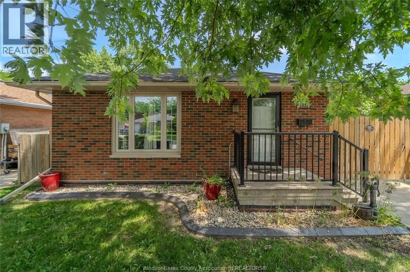 2522 Armstrong Avenue, Windsor, Ontario, N8T2E8, Windsor, Ontario — photo 1 of 5
