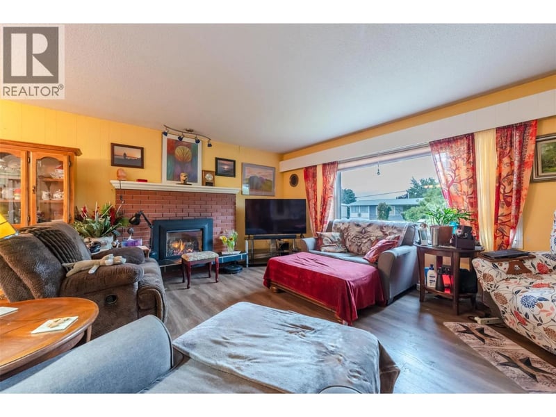 902 Maccleave Avenue, Penticton, British Columbia, V2A3C5, Penticton, British Columbia — photo 1 of 5