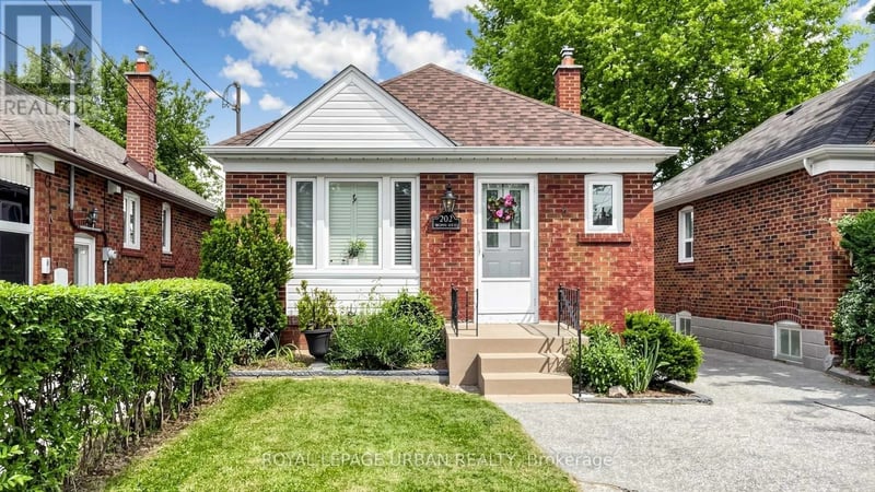 202 Virginia Avenue, Toronto (Woodbine-Lumsden), Ontario, M4C2T7, Toronto (Woodbine-Lumsden), Ontario — photo 1 of 5