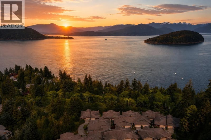 8725 SEASCAPE Drive, West Vancouver, British Columbia, V7W3J7, West Vancouver, British Columbia — photo 1 of 5