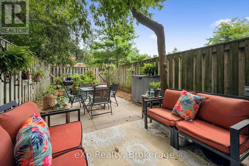 #16 383 Edinburgh Road South, Guelph (Dovercliffe Park/Old University), Ontario, N1G2K7, Guelph (Dovercliffe Park/Old University), Ontario — photo 1 of 5