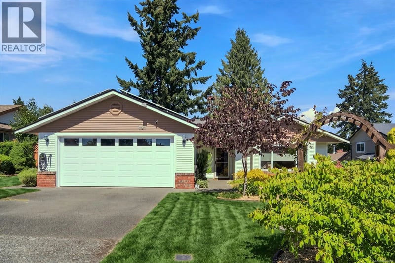 701 Ermineskin Avenue, Parksville, British Columbia, V9P2L4, Parksville, British Columbia — photo 1 of 5