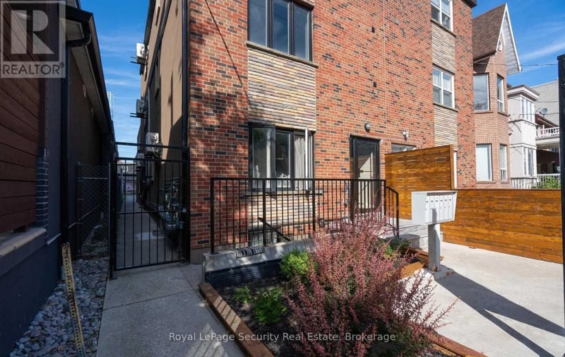 #1 62 Lippincott Street, Toronto (Kensington-Chinatown), Ontario, M5T2R5, Toronto (Kensington-Chinatown), Ontario — photo 1 of 5