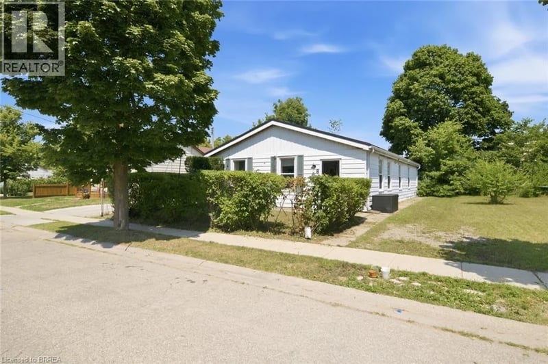 8 RUSSELL Street, Brantford, Ontario, N3R1Y7, Brantford, Ontario — photo 1 of 5