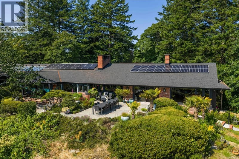 1996 Ferndale Road, Saanich, British Columbia, V8N2Y6, Saanich, British Columbia — photo 1 of 5